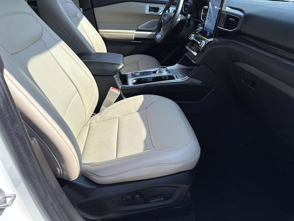 2022 White Metallic Ford Explorer Limited 4X4 SUV
