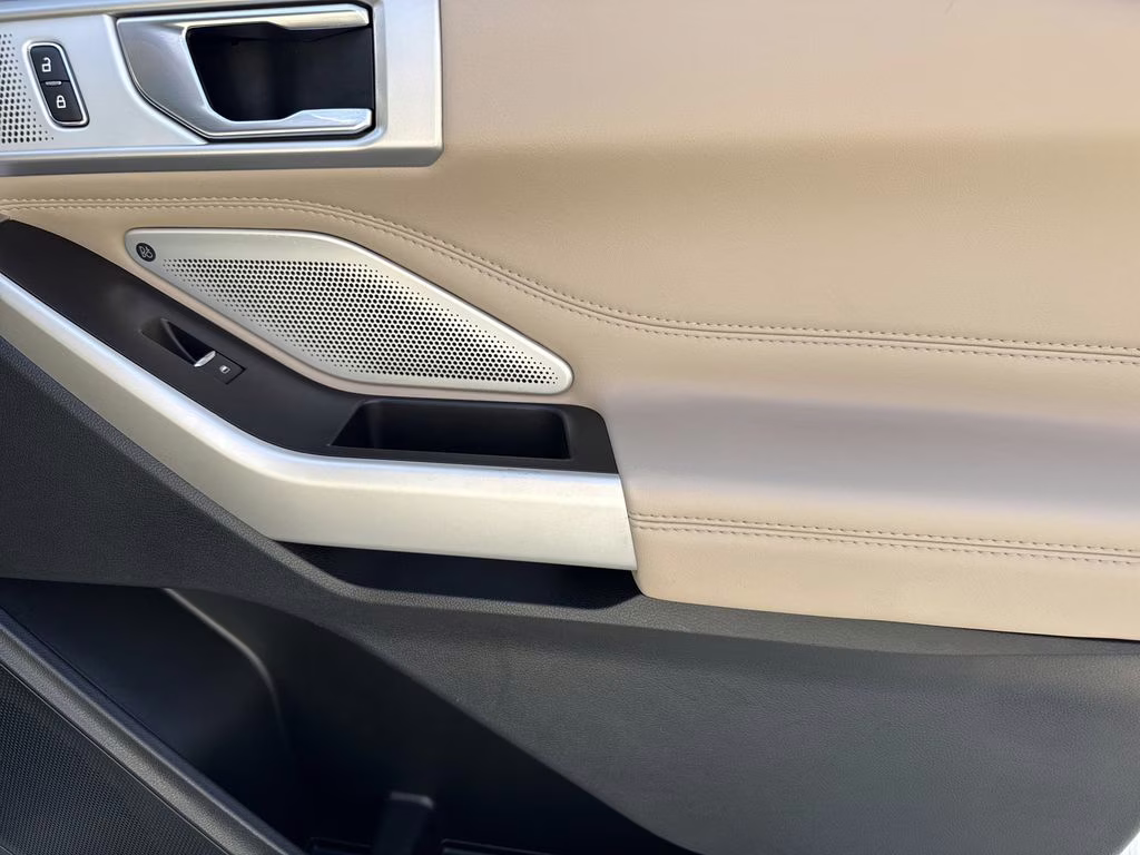 2022 White Metallic Ford Explorer Limited 4X4 SUV