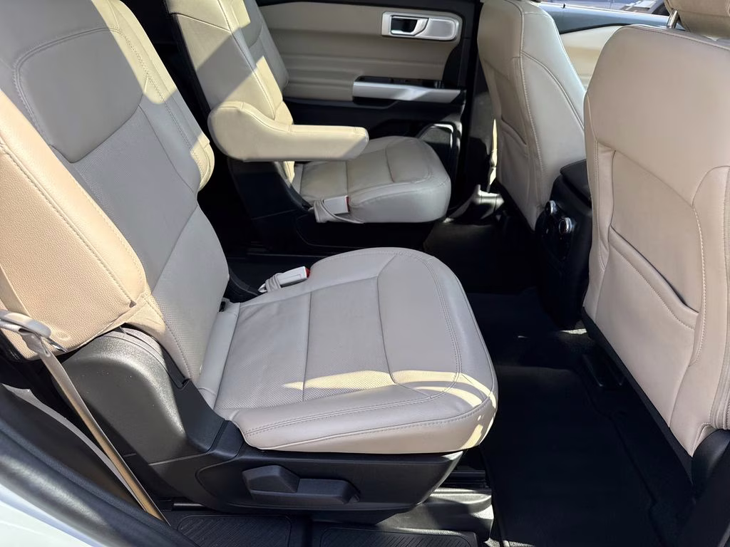 2022 White Metallic Ford Explorer Limited 4X4 SUV