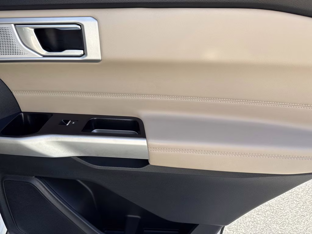 2022 White Metallic Ford Explorer Limited 4X4 SUV