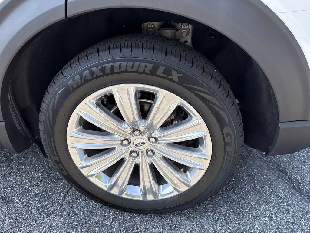 2022 White Metallic Ford Explorer Limited 4X4 SUV
