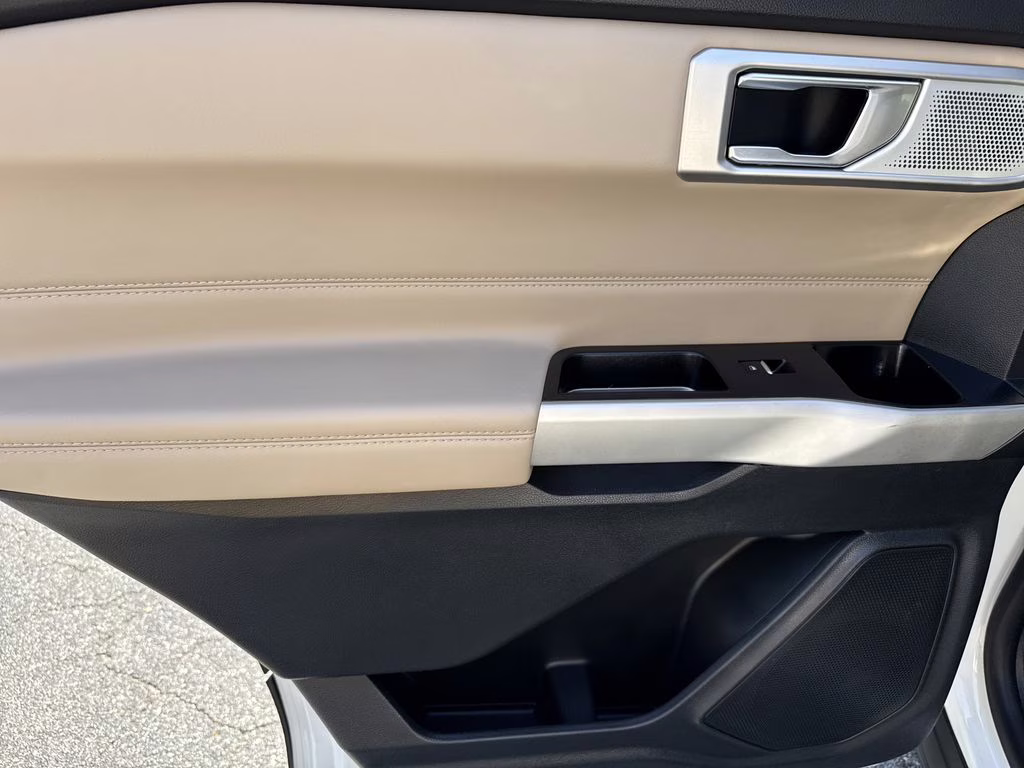 2022 White Metallic Ford Explorer Limited 4X4 SUV