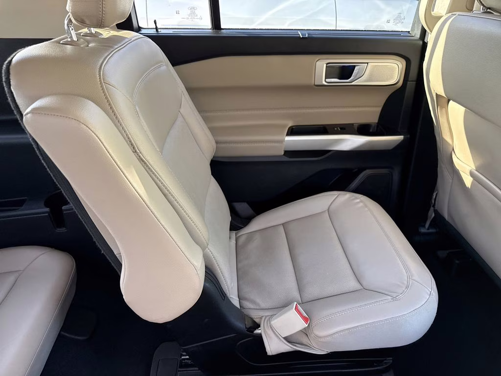 2022 White Metallic Ford Explorer Limited 4X4 SUV