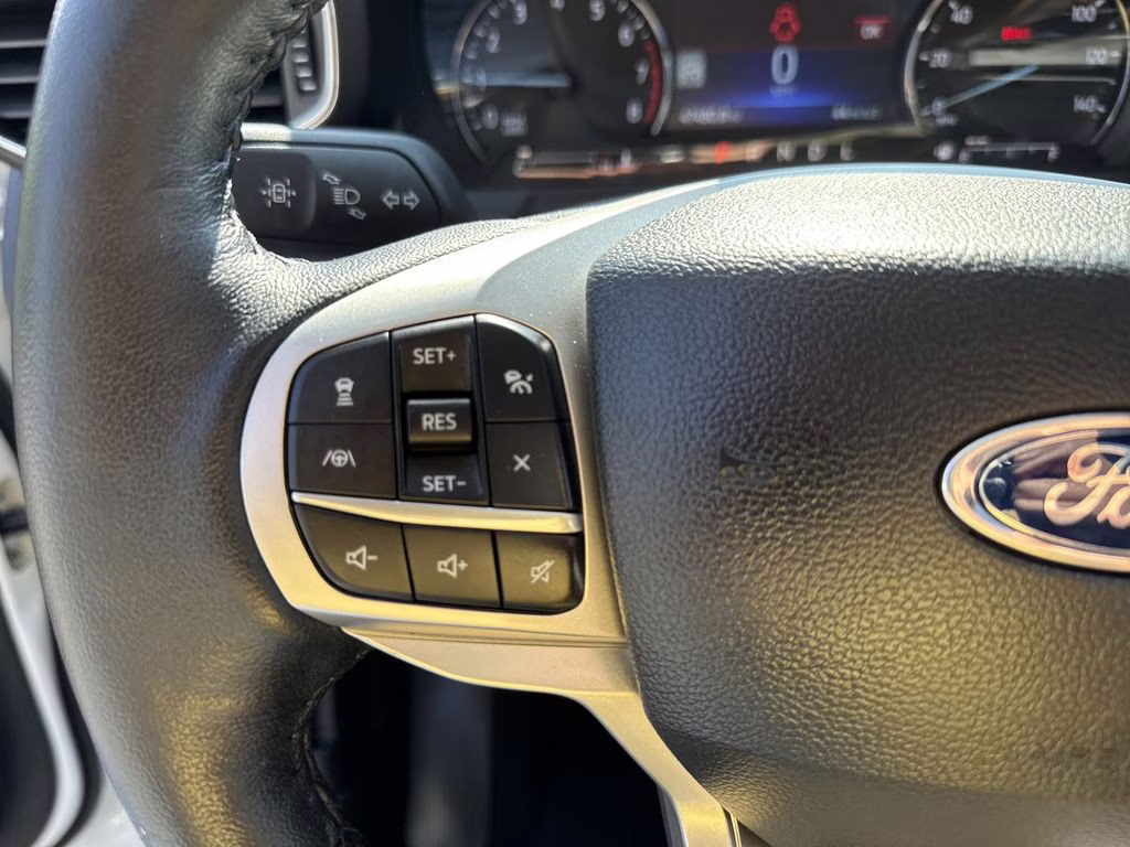 2022 White Metallic Ford Explorer Limited 4X4 SUV