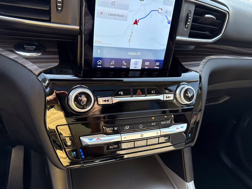 2022 White Metallic Ford Explorer Limited 4X4 SUV