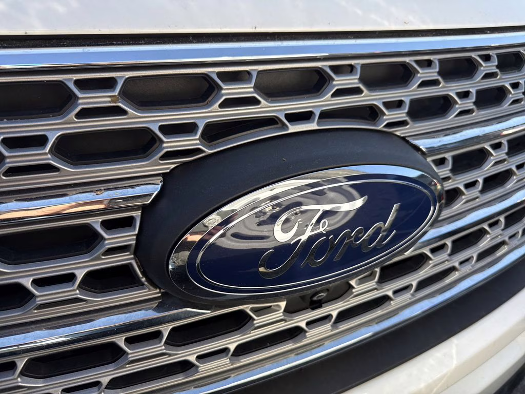 2022 White Metallic Ford Explorer Limited 4X4 SUV