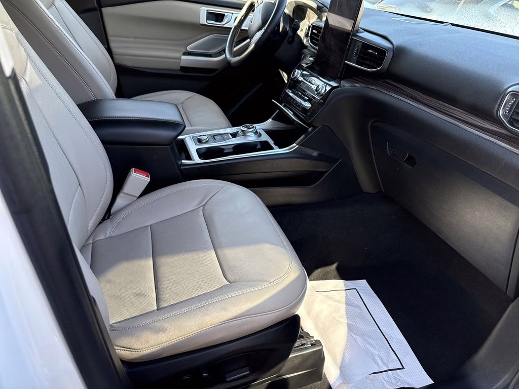 2022 White Metallic Ford Explorer Limited 4X4 SUV