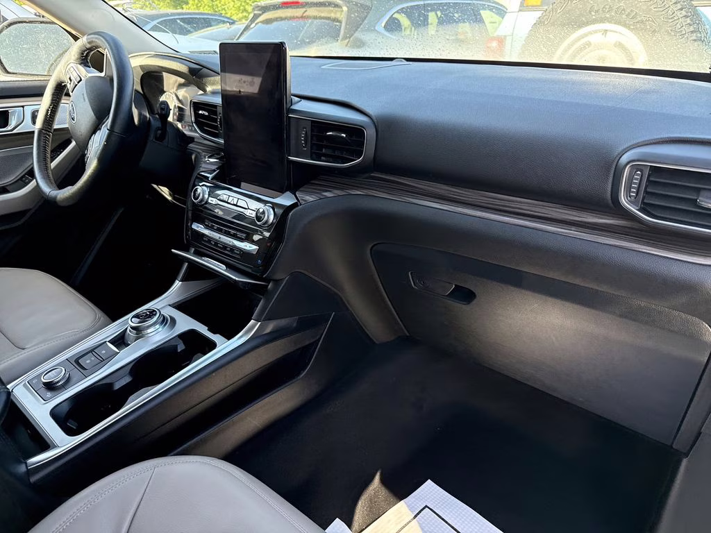 2022 White Metallic Ford Explorer Limited 4X4 SUV