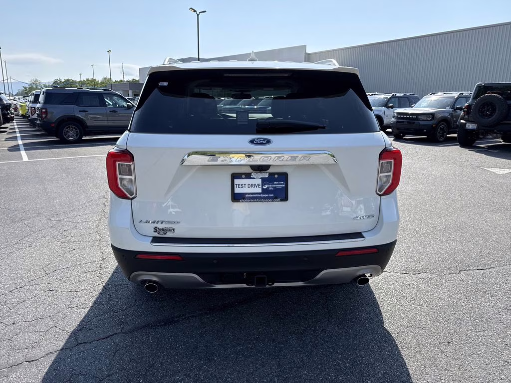 2022 White Metallic Ford Explorer Limited 4X4 SUV
