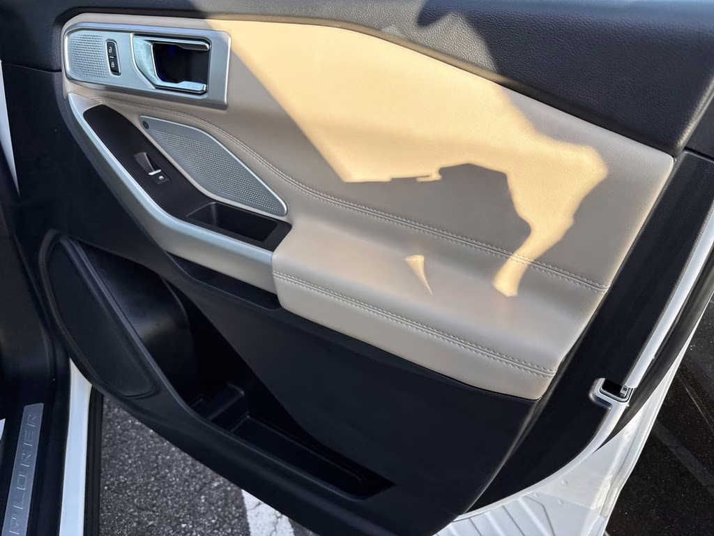 2022 White Metallic Ford Explorer Limited 4X4 SUV