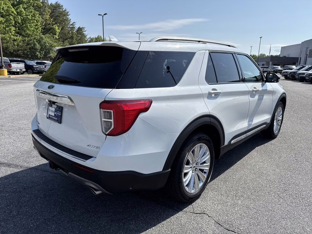 2022 White Metallic Ford Explorer Limited 4X4 SUV