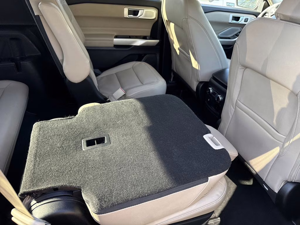 2022 White Metallic Ford Explorer Limited 4X4 SUV