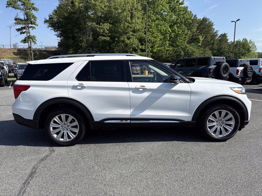 2022 White Metallic Ford Explorer Limited 4X4 SUV