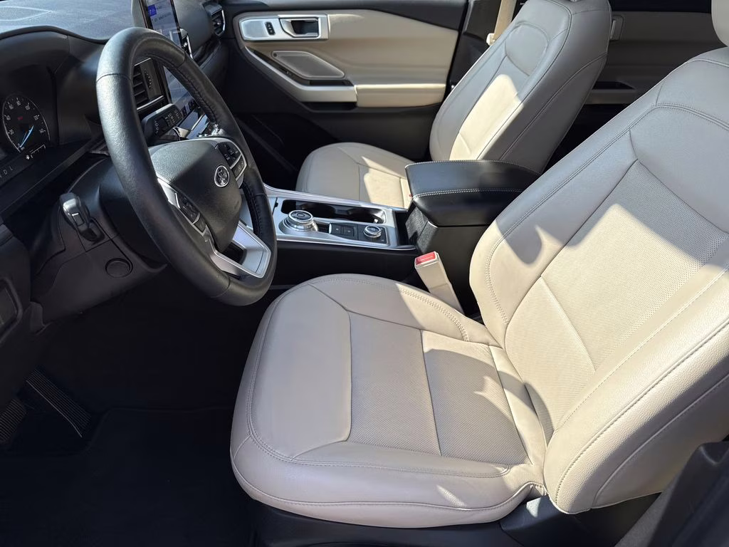 2022 White Metallic Ford Explorer Limited 4X4 SUV