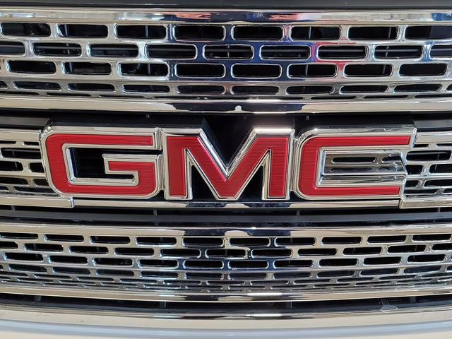 2018 White Frost Tricoat GMC Yukon SLT 4X4 SUV