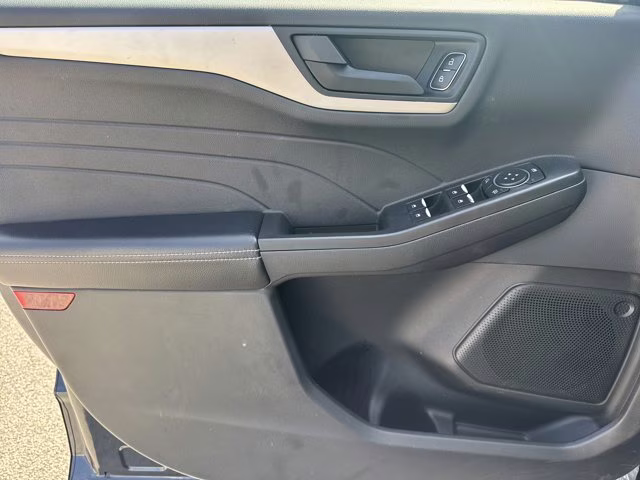2022 Blue Metallic Ford Escape SE FWD SUV