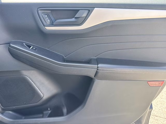 2022 Blue Metallic Ford Escape SE FWD SUV