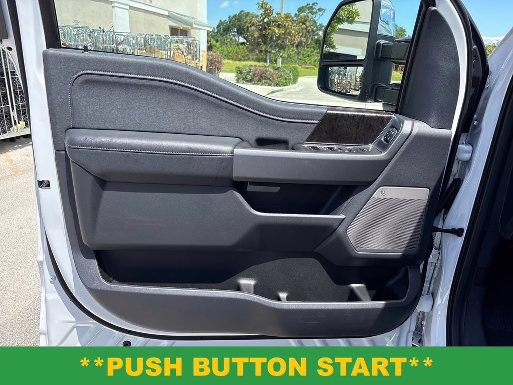 2026 Oxford White Ford Super Duty F-250 SRW Lariat 4X4 Truck