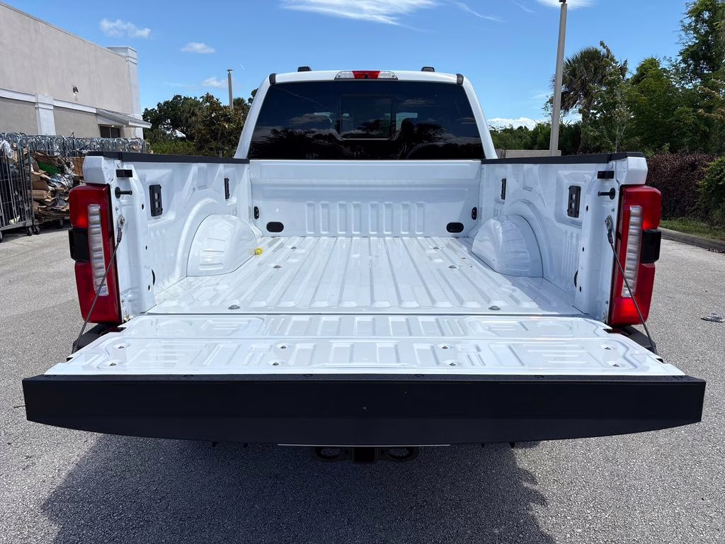 2026 Oxford White Ford Super Duty F-250 SRW Lariat 4X4 Truck