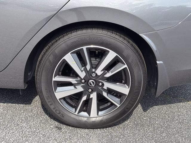 2025 Gun Metallic Nissan Versa 1.6 SV FWD Sedan