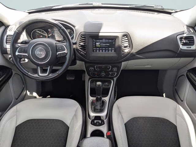 2018 Diamond Black Crystal Pearlcoat Jeep Compass Latitude FWD SUV
