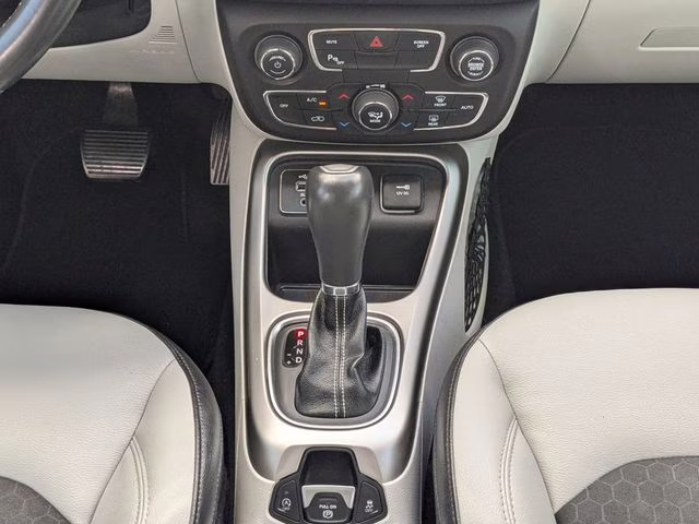 2018 Diamond Black Crystal Pearlcoat Jeep Compass Latitude FWD SUV