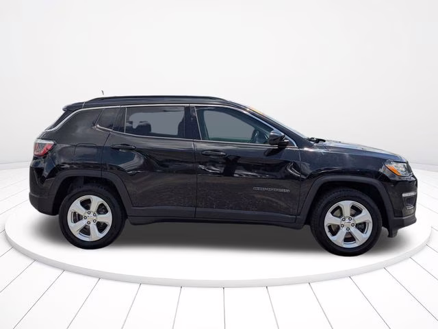 2018 Diamond Black Crystal Pearlcoat Jeep Compass Latitude FWD SUV
