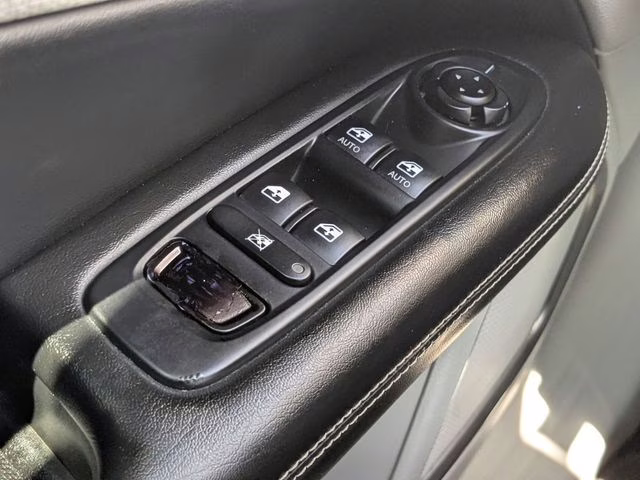2018 Diamond Black Crystal Pearlcoat Jeep Compass Latitude FWD SUV