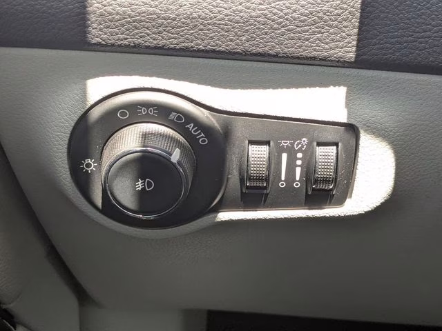 2018 Diamond Black Crystal Pearlcoat Jeep Compass Latitude FWD SUV