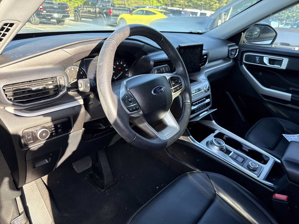 2023 Silver Metallic Ford Explorer XLT 4X4 SUV