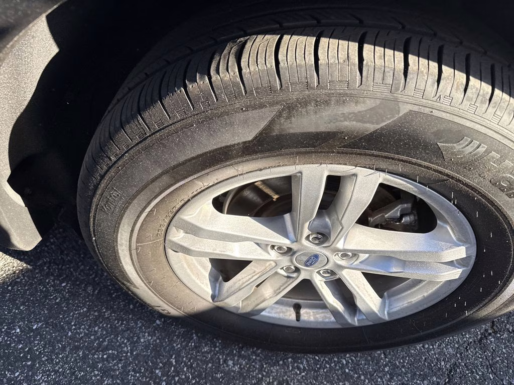 2023 Silver Metallic Ford Explorer XLT 4X4 SUV