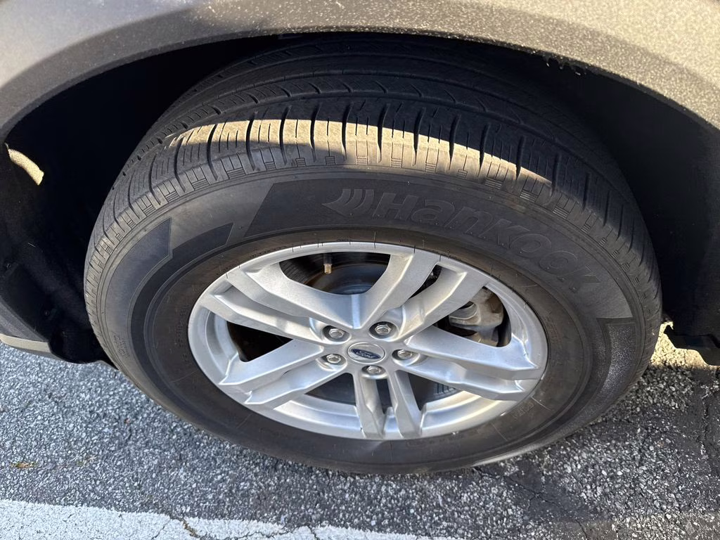 2023 Silver Metallic Ford Explorer XLT 4X4 SUV