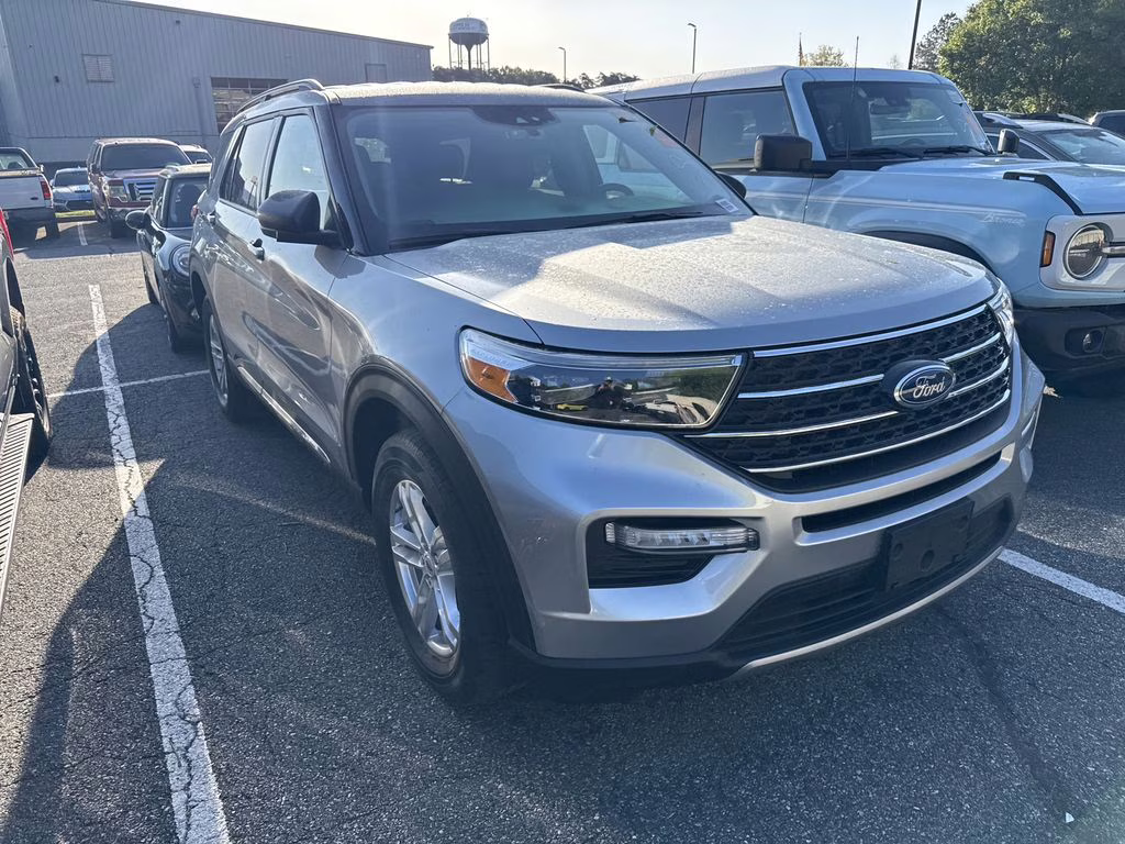 2023 Silver Metallic Ford Explorer XLT 4X4 SUV