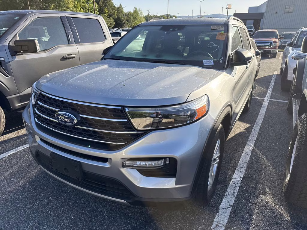 2023 Silver Metallic Ford Explorer XLT 4X4 SUV