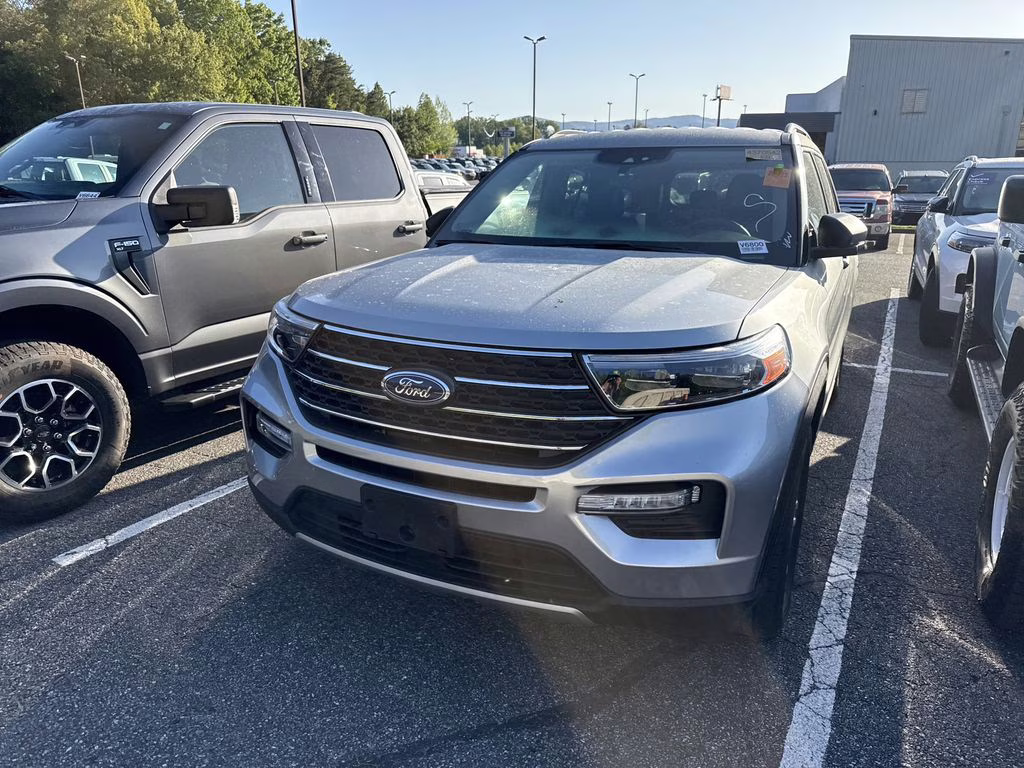 2023 Silver Metallic Ford Explorer XLT 4X4 SUV