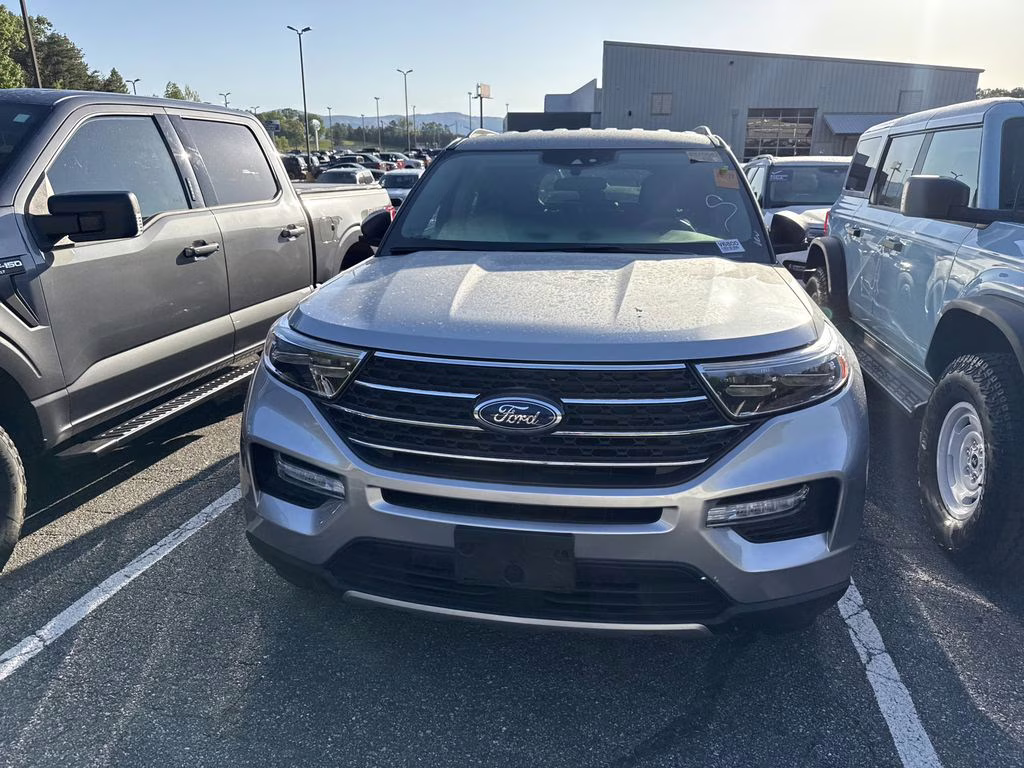 2023 Silver Metallic Ford Explorer XLT 4X4 SUV