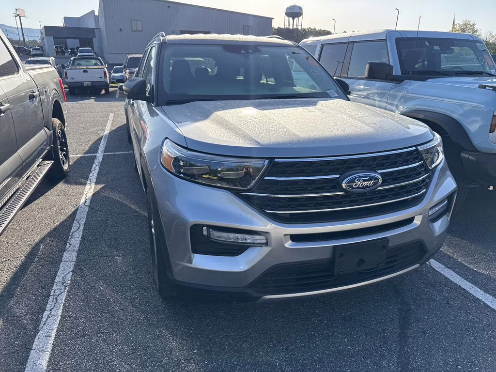2023 Silver Metallic Ford Explorer XLT 4X4 SUV
