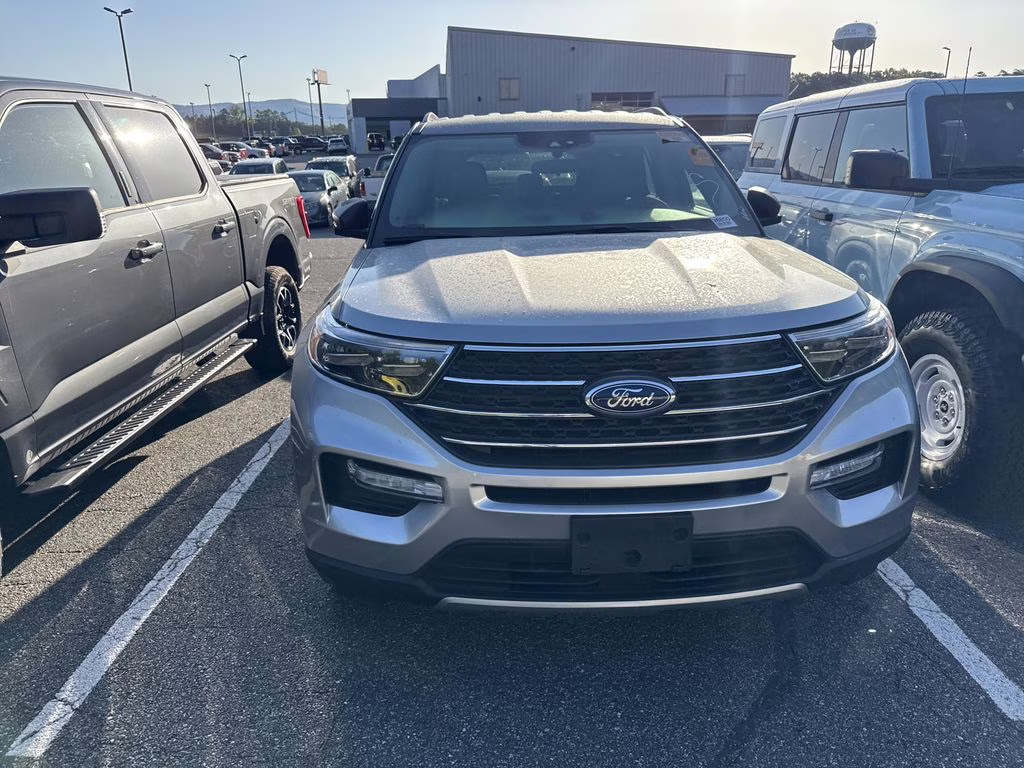 2023 Silver Metallic Ford Explorer XLT 4X4 SUV