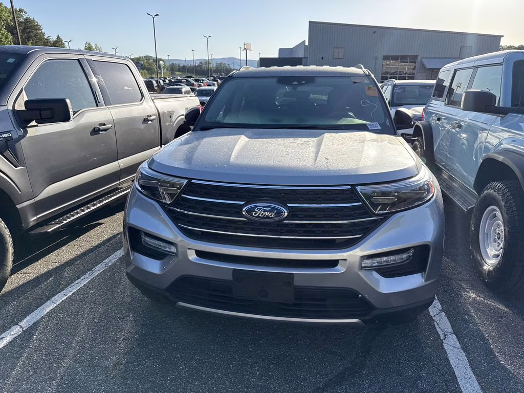 2023 Silver Metallic Ford Explorer XLT 4X4 SUV