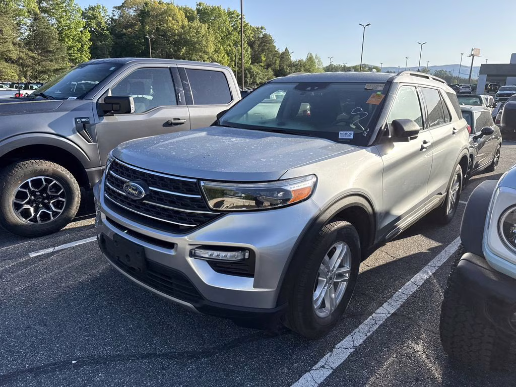 2023 Silver Metallic Ford Explorer XLT 4X4 SUV