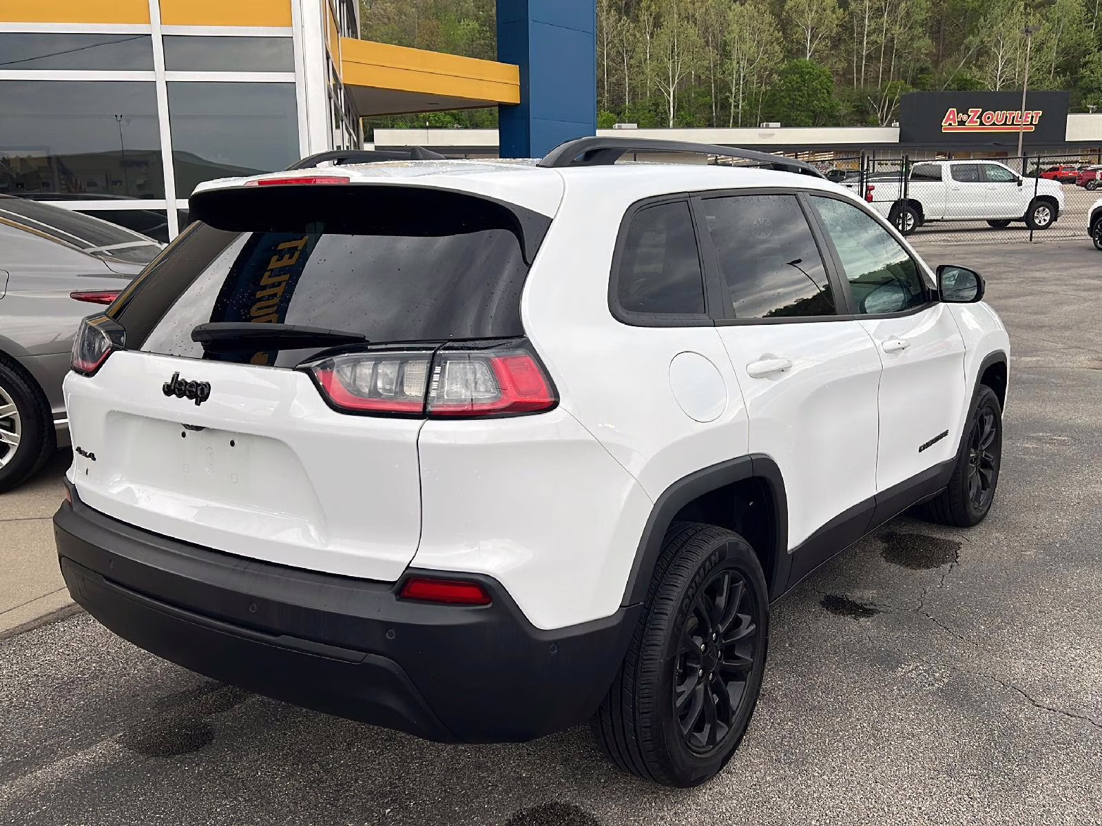 2023 Bright White Clearcoat Jeep Cherokee Altitude Lux 4X4 SUV