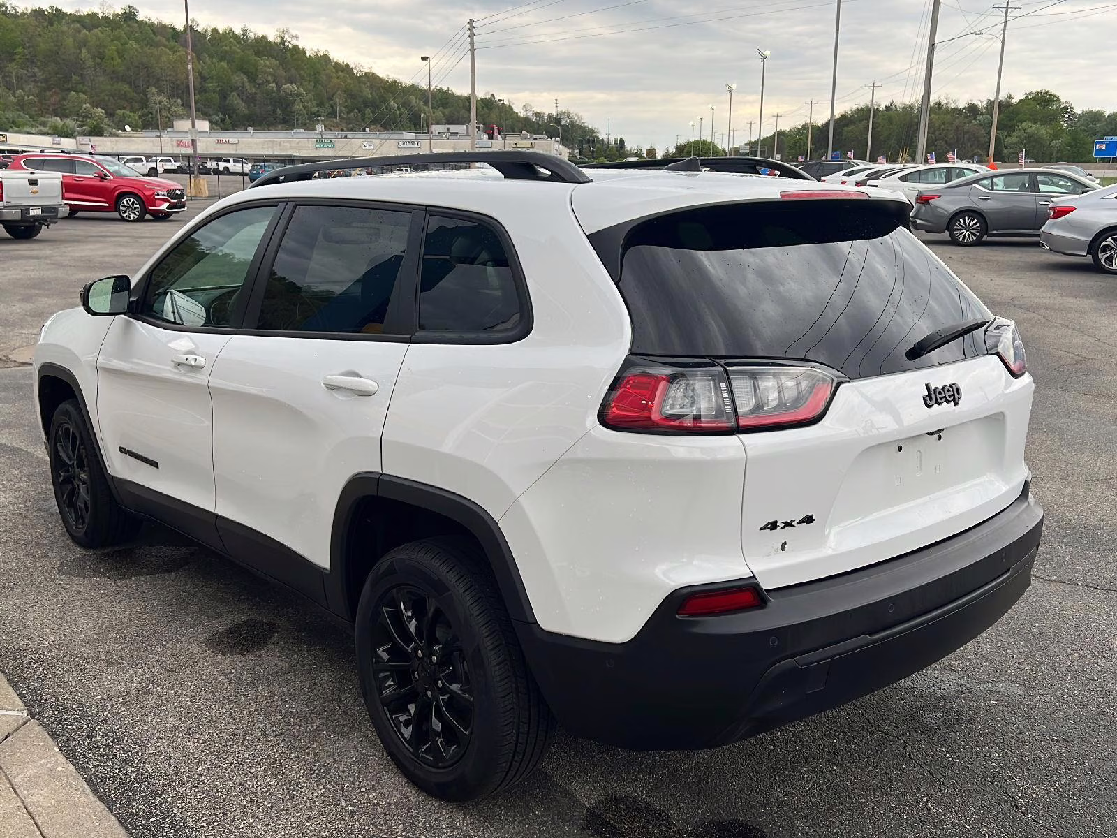 2023 Bright White Clearcoat Jeep Cherokee Altitude Lux 4X4 SUV