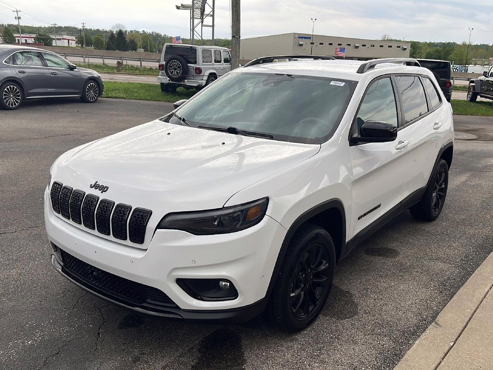 2023 Bright White Clearcoat Jeep Cherokee Altitude Lux 4X4 SUV