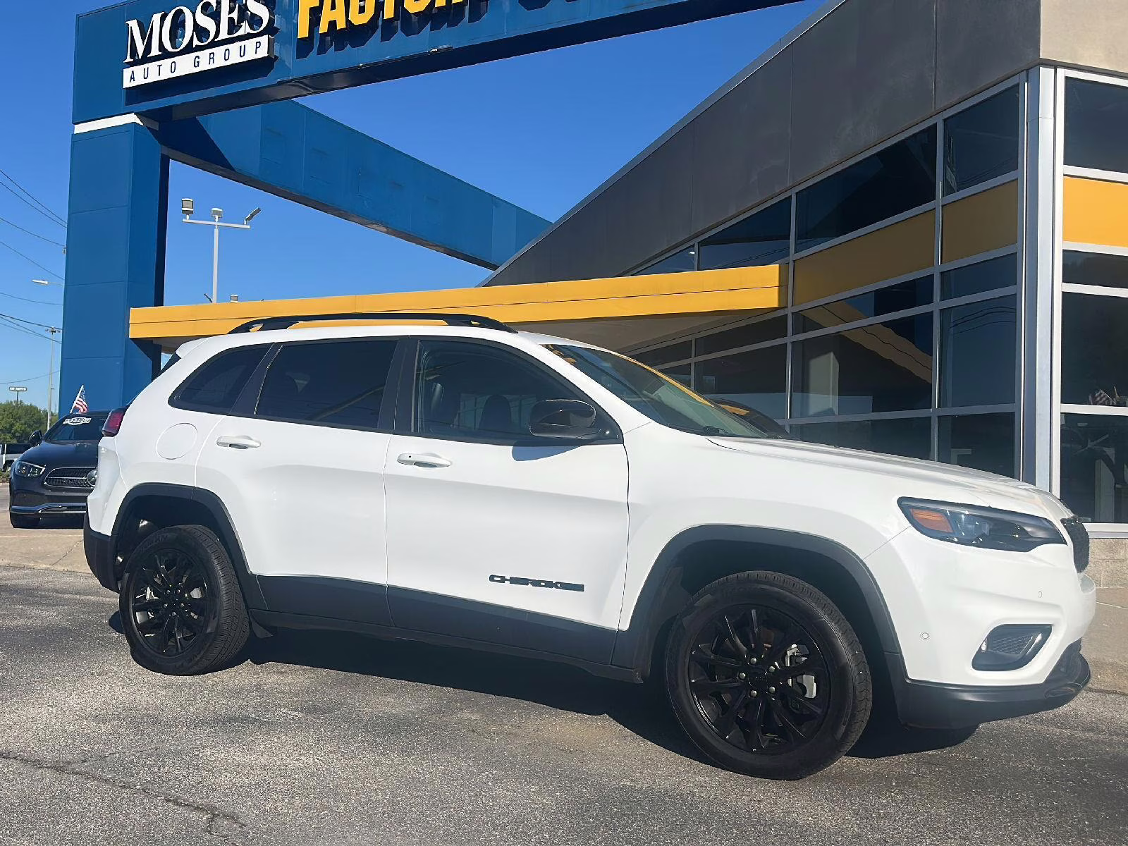 2023 Bright White Clearcoat Jeep Cherokee Altitude Lux 4X4 SUV