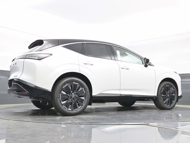 2026 Everest White Pearl/Black Nissan Murano Platinum AWD SUV