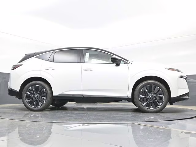 2026 Everest White Pearl/Black Nissan Murano Platinum AWD SUV