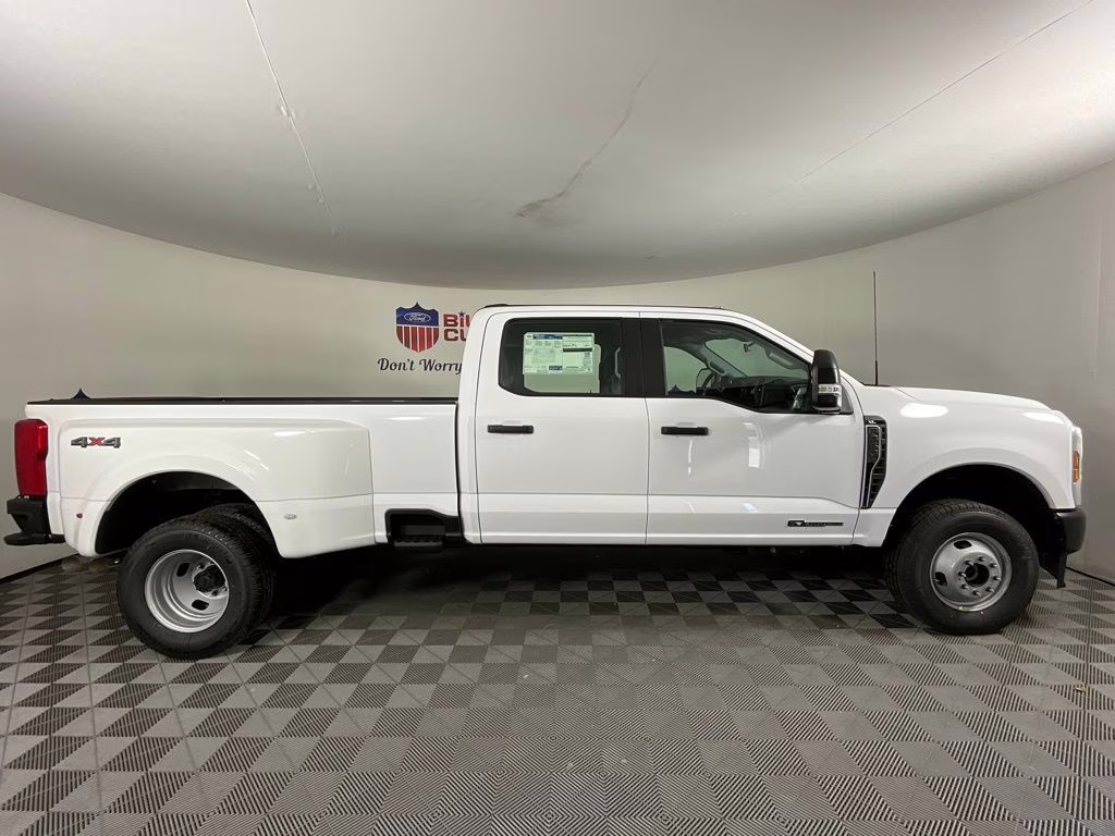 2026 Oxford White Ford Super Duty F-350 DRW XL 4X4 Truck