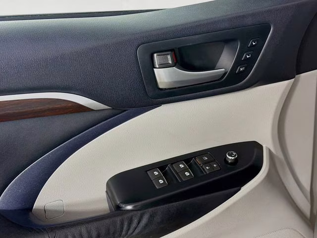 2015 Silver Sky Metallic Toyota Highlander Limited Platinum V6 AWD SUV