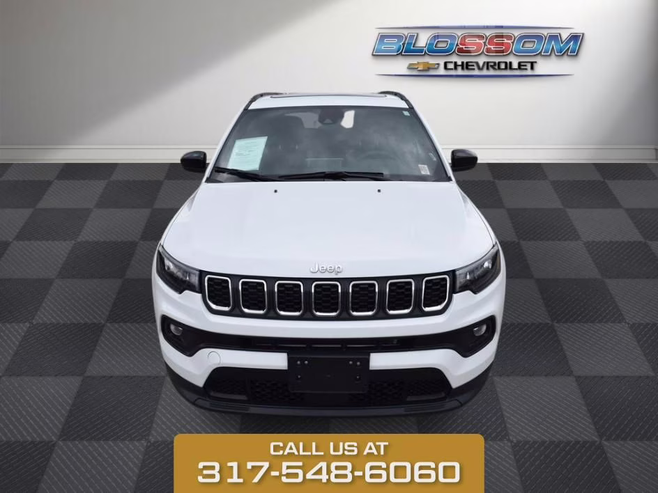 2025 Bright White Clearcoat Jeep Compass Latitude 4X4 SUV