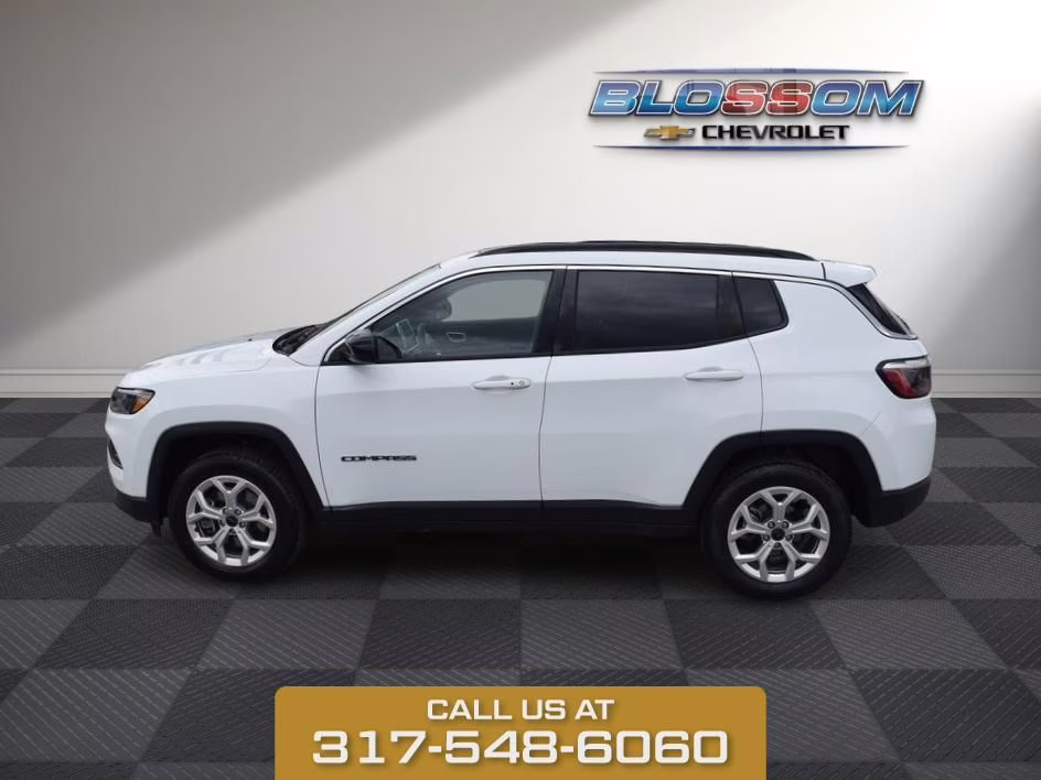 2025 Bright White Clearcoat Jeep Compass Latitude 4X4 SUV